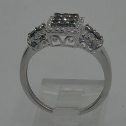10KT WHITE GOLD 3.3 GRAMS & BLACK 13 0.52 PTS & WHITE 32 DIAMONDS 0.23PTS TOTAL APPROXIMATELLY 0.75PTS  SIZE 9 . 881158-2. 
