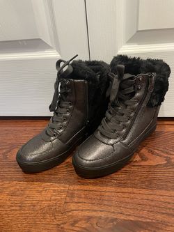 GUESS Women’s Silver Metallic Dustyn Sneakers Size 8M