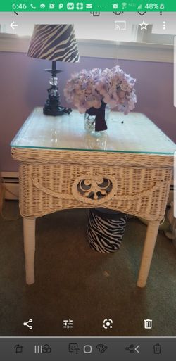 Wicker end table w glass top