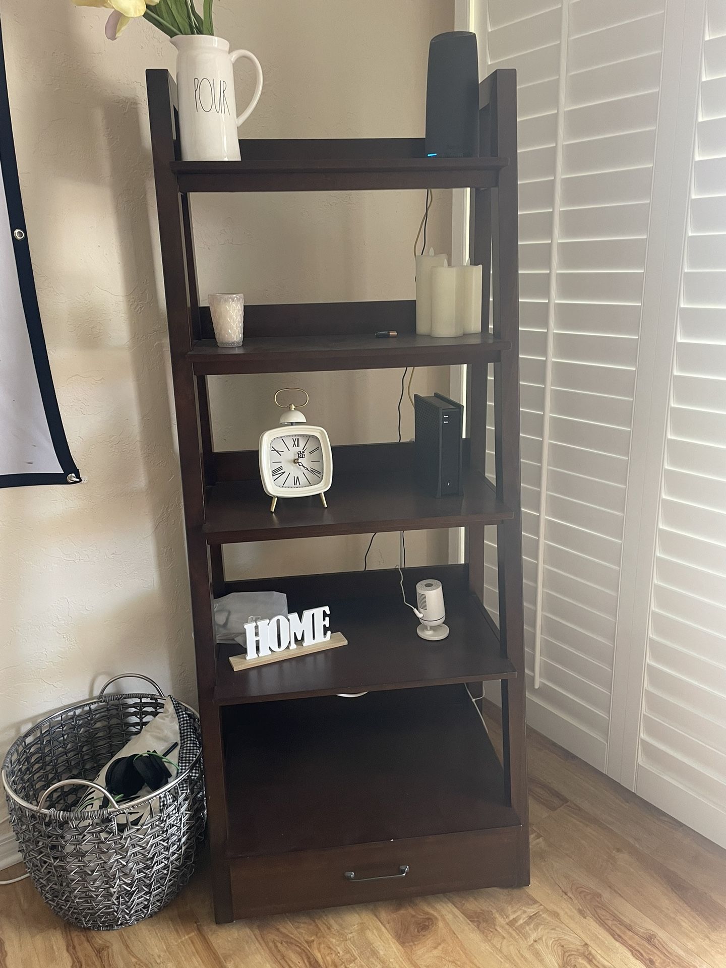 Wooden bookshelve