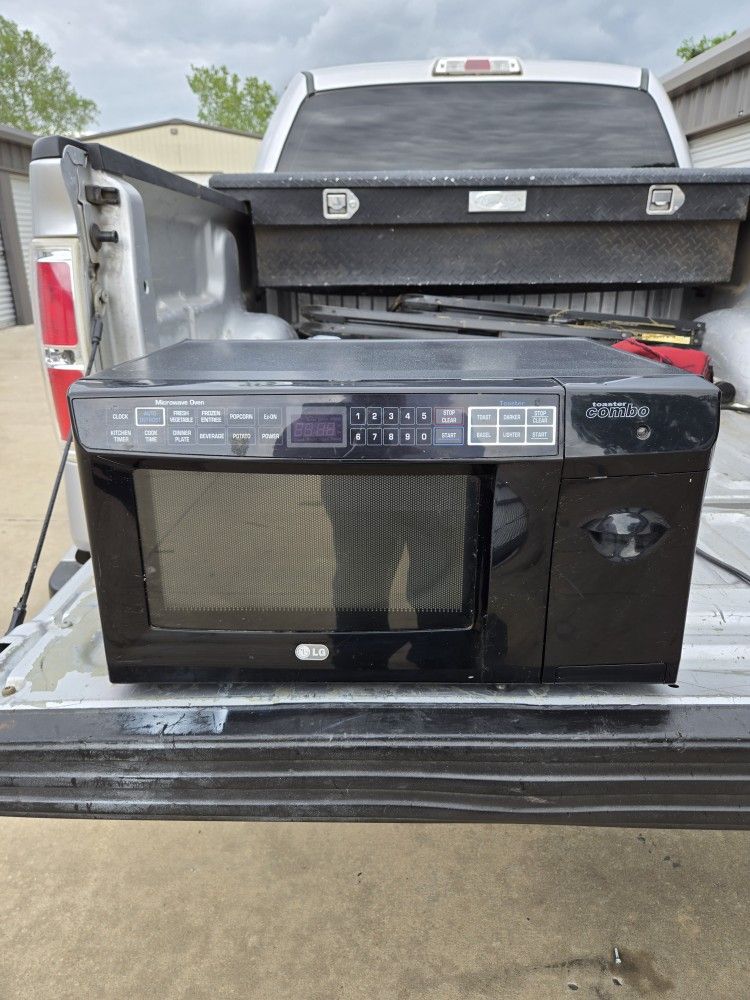 Nice and clean microwave works good