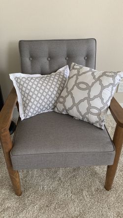 2 Decorative Pillows
