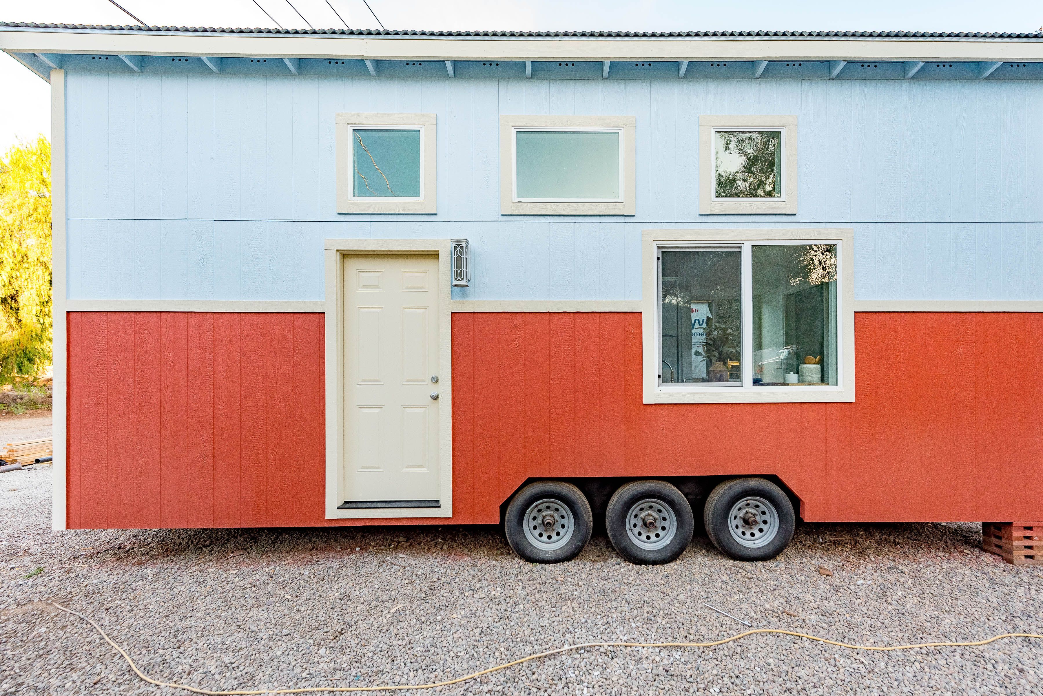 TINY HOUSE ON WHEELS PROFESSIONALLY BUILT W/ KITCHEN BATH LAUNDRY LOFT