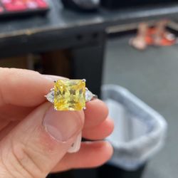 14k White Gold Woman’s Ring