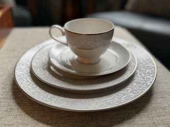 Mikasa Fine China 53-Piece Set / Service for 10