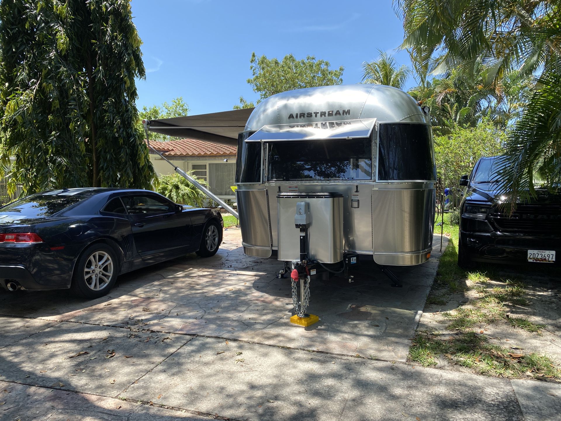 2019 Airstream signature 25 feet queen bed fully loaded