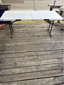 8 ft Heavy Duty, LIFETIME folding table with 2 carrying handles.