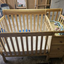 Mini crib with changing table 