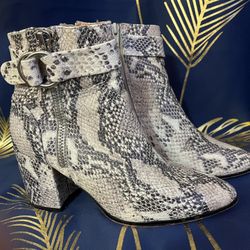 PREOWNED WOMENS STEVE MADDEN ANKLE BOOTS SZ 8 - SNAKE SKIN LEATHER UPPER