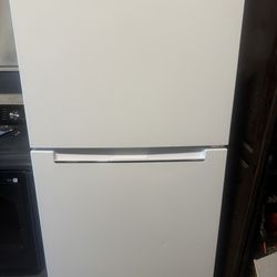 17.6 cu. Ft. Top freezer refrigerator