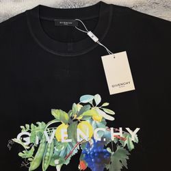 NEW GIVENCHY OVERSIZE DESIGNER SHIRT 2025 SEASON. Sizes : Medium , Large  AND Small ⭐️⭐️⭐️⭐️⭐️