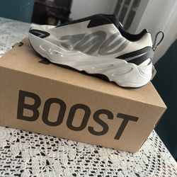 Yeezy  700 Mnvn Analog 