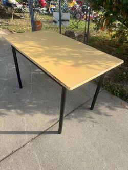 Kitchen table and 3 chairs 47x27” 29.5” tall