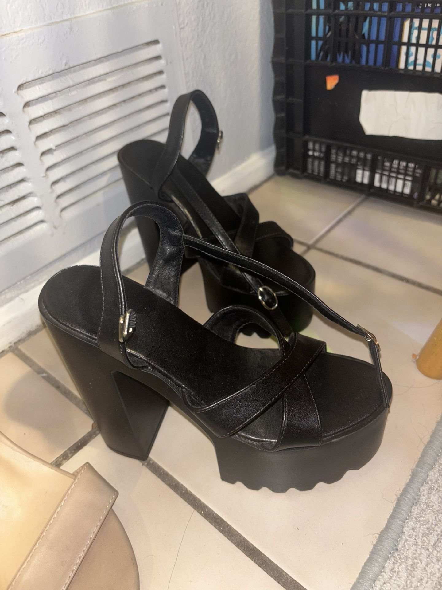 Women’s Shoes Size 6/7