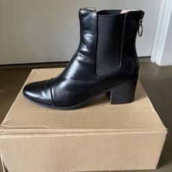New IN BOX Black Chelsea Boots