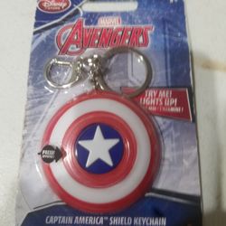 DISNEY STORE MARVEL AVENGERS CAPTAIN AMERICA LIGHTED KEY CHAIN 