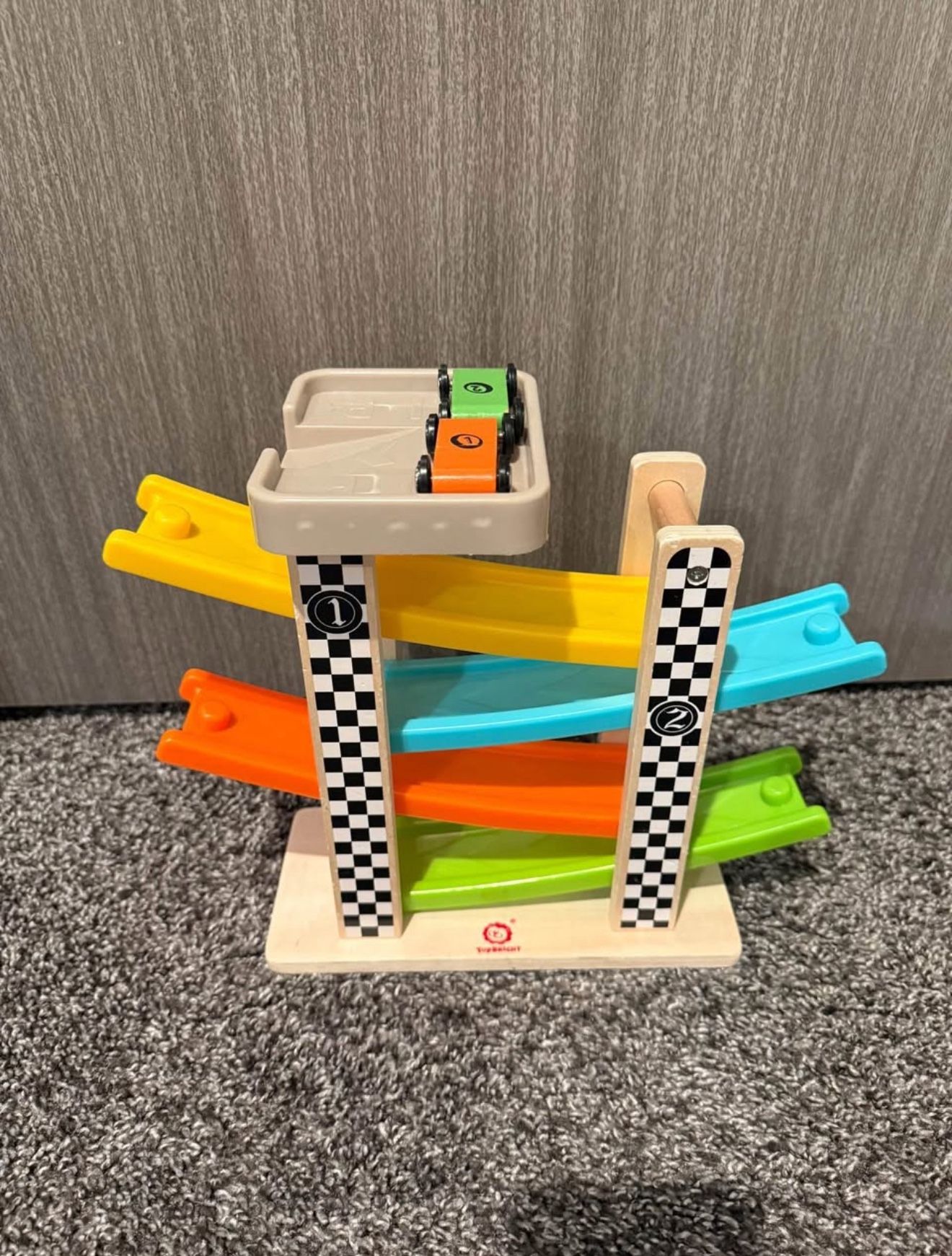 Wooden race track with 2 mini cars