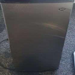 Mini Sanyo Mini Fridge 