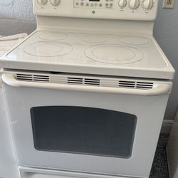 Electric Stove Needing Cleaning  Great Working Condition