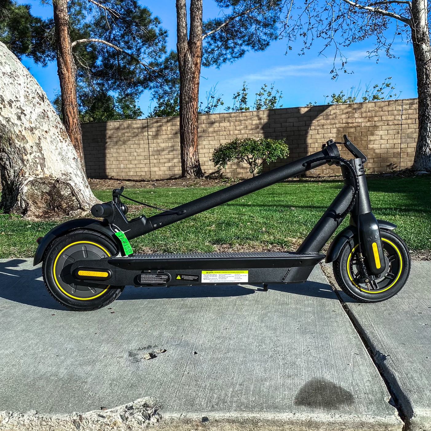2022 Heavy Duty Pro Electric Scooter/18.6 mph and 39 miles distance/App Control/We Offer Warranty/Brand New In Box (WHOLE SALE PRICING)