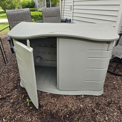 Rubbermaid Plastic Double Walled Horizontal Outdoor Storage Shed - Used/good condition