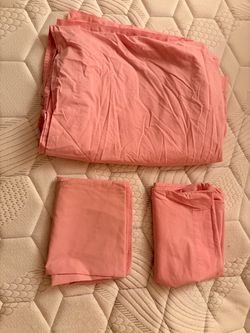 Pink full sized flat sheet with matching pillow cases
