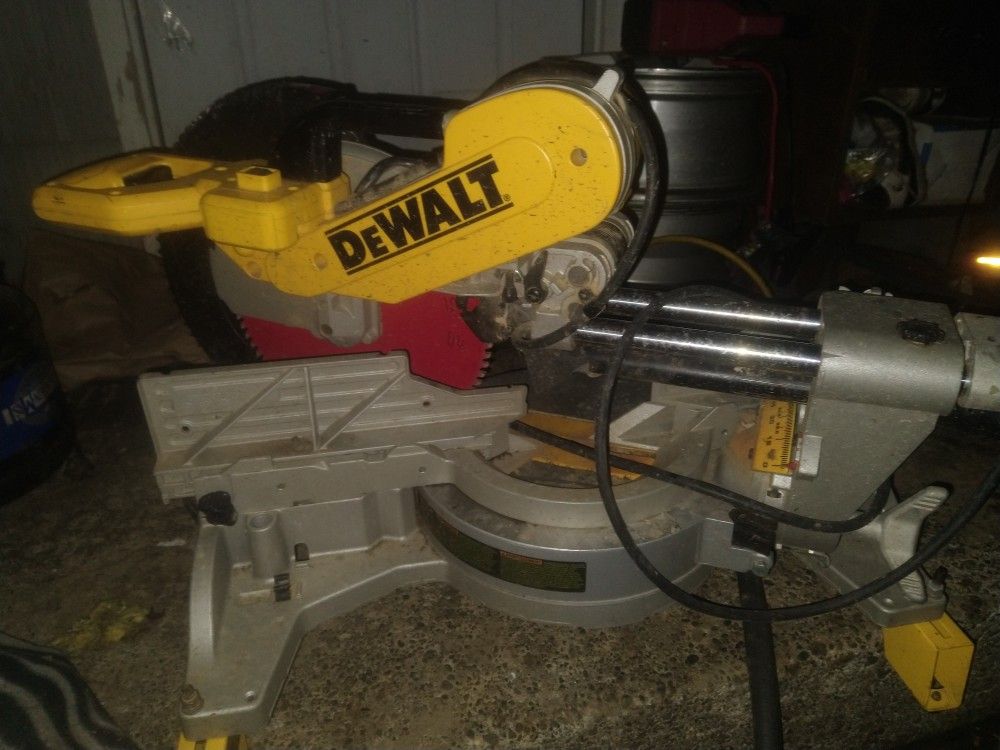DeWalt DWS780 12-Inch Double Bevel Sliding Compound Miter Saw