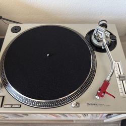 Technics SL-1200 MK2 Turntable