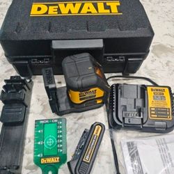 New DEWALT 20V MAX Lithium-Ion Cross Line Laser Level Kit with  Battery, Charger and Case. Battery not New!!