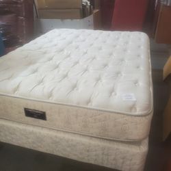 QUEEN BED, MATTRESS, BOXSPRING SET USED....LIKE NEW (HOME47)