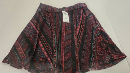 N. Peoria brand new Hollister Juniors skirt size small elastic waist Description Has Pickup Location Options