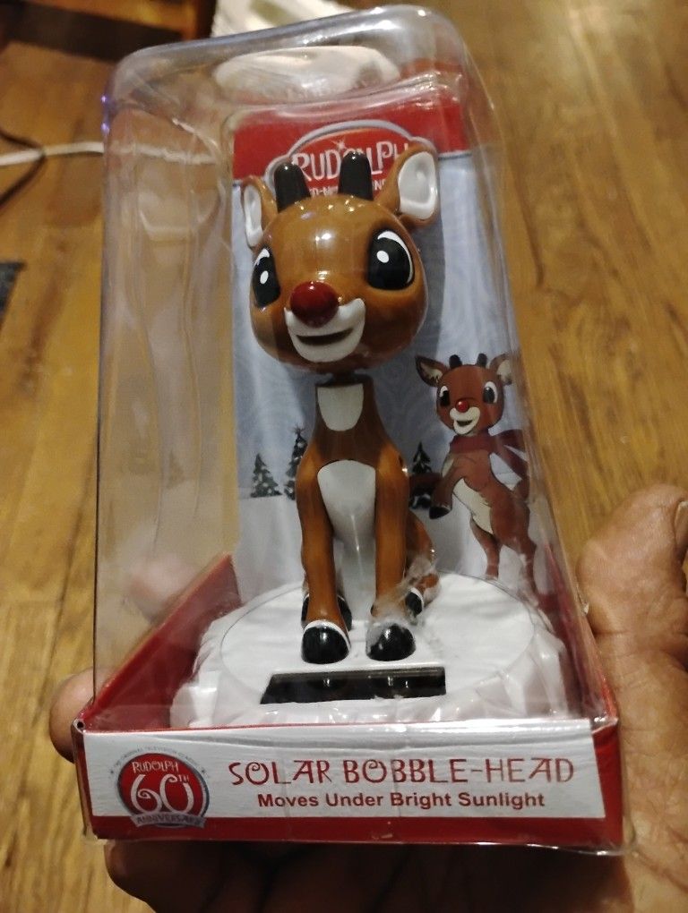 Solar Bobblehead Moves Under Bright Sunlight