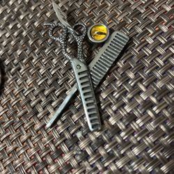 Scissor style chain pendant with comb