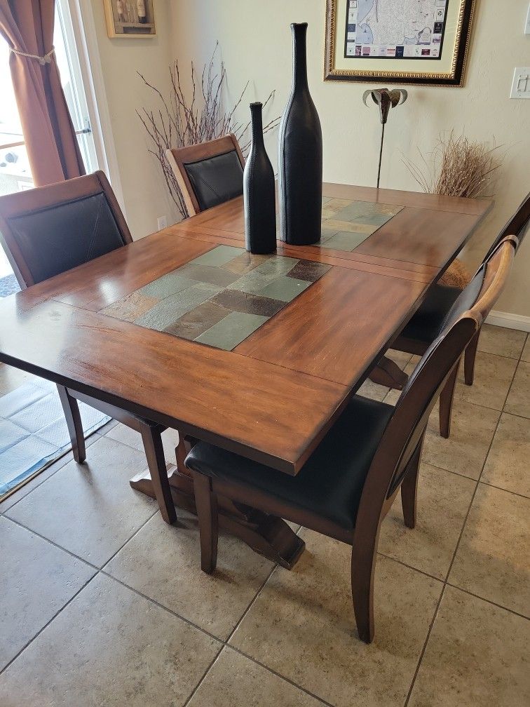 RCWILLEY KITCHEN TABLE w/insert