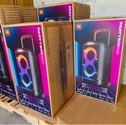 🔥 JBL PartyBox 520 NUEVA EN CAJA SELLADA 🔥 Lleva la fiesta a otro nivel con la nueva PartyBox 520. Sonido JBL Pro potente con bajos profundos que se