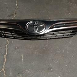 2012-2014 Toyota Camry Grill With Emblem Oem. 