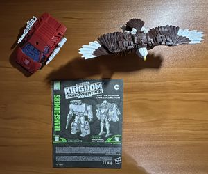 Transformers War for Cybertron: Kingdom Deluxe Sideswipe and Maximal Skywarp