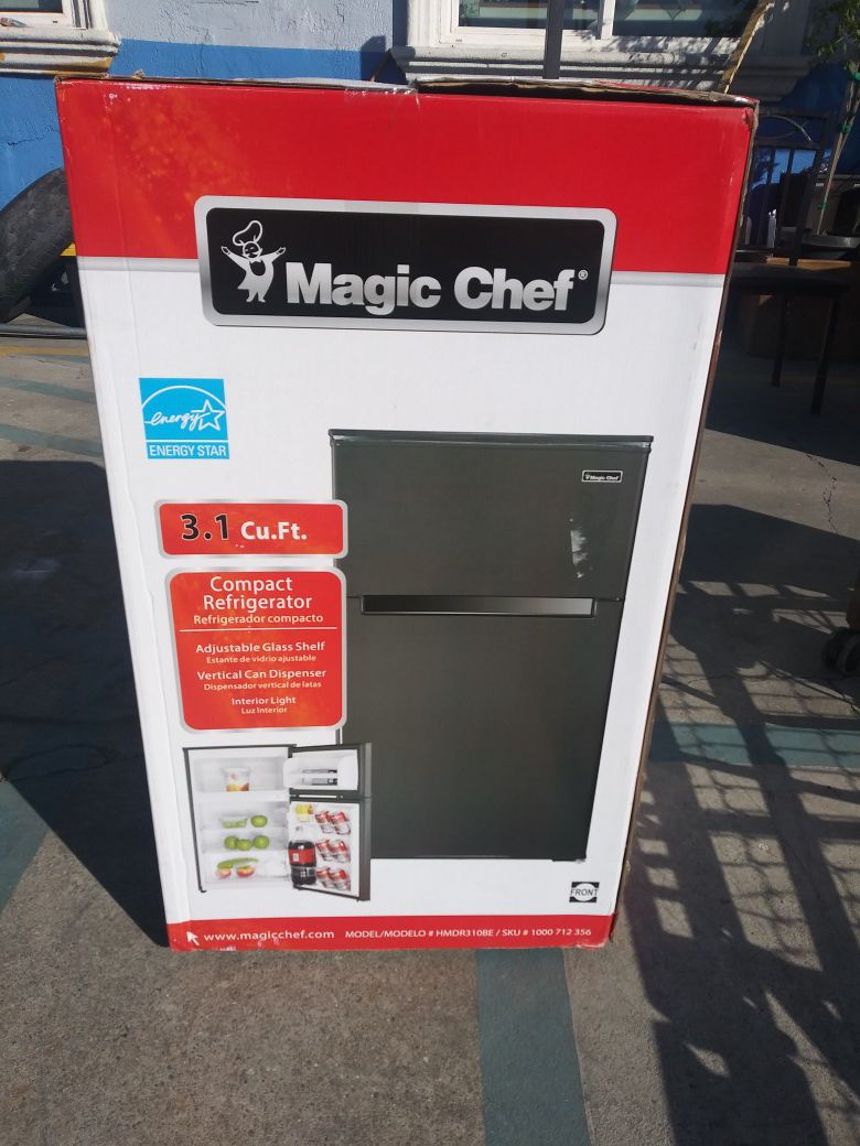 Mini fridge Magic chef