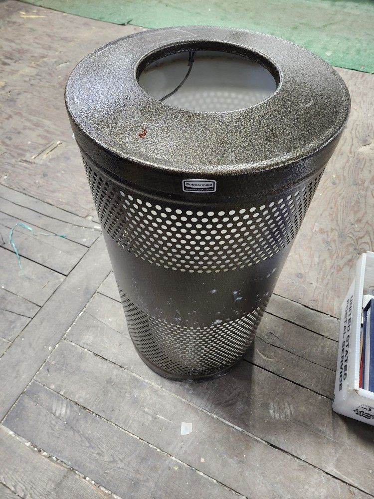 RUBBERMAID COMMERCIAL PRODUCTS TRASH CAN AND LI ER
