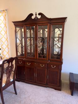 Wooden table and chairs wit glass vintage plate gabinett