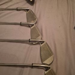 Strata Golf Club Set: 6-9 Iron, 5 Wood w/ Bag