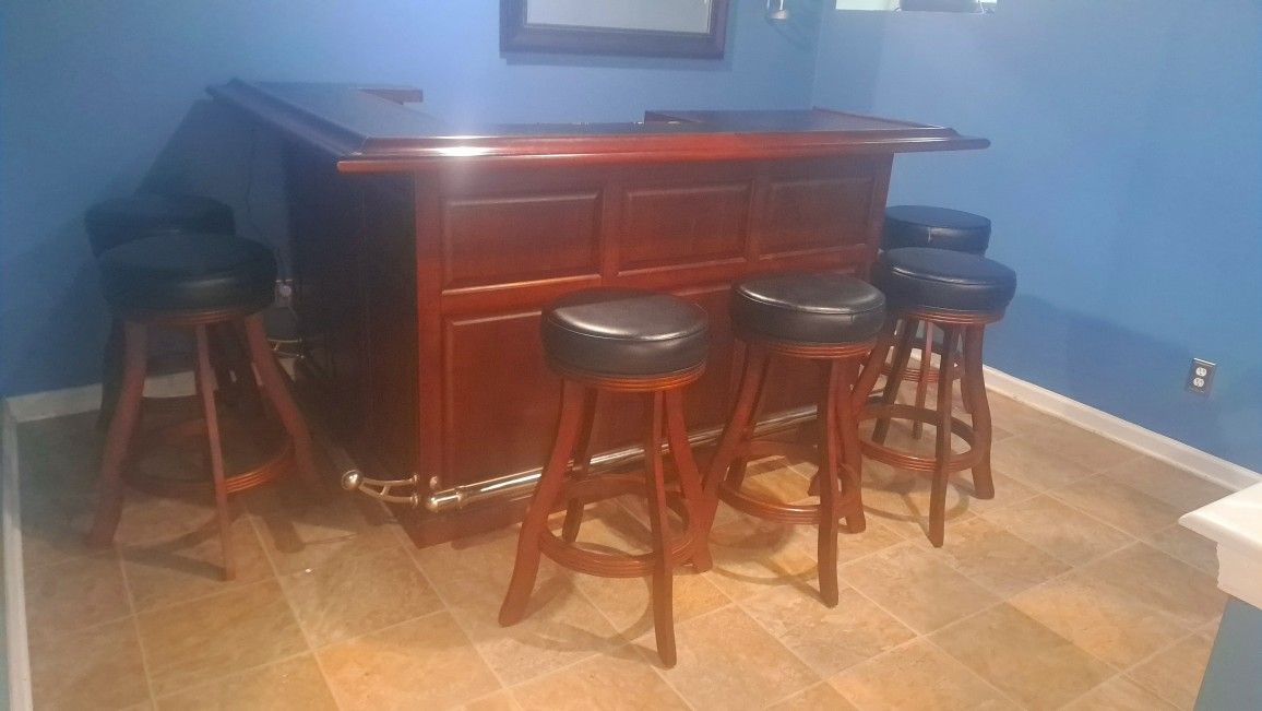 Beautiful Solid Wood bar W/6 Bar Stools