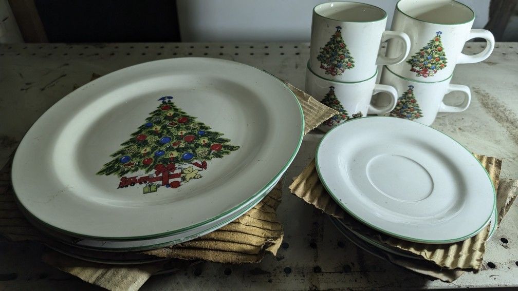 Pretty Christmas Holiday Tree, 12 Pc, 4 Place Setting By Alco Industries. Never Did Get Used. Brighten Up Your Table. Sylvania Near Upton. Or Meet Eas