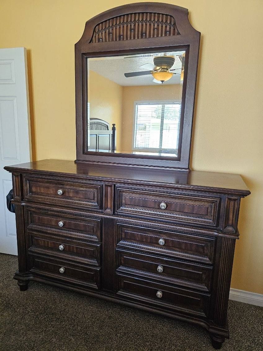 Hawaiian Bed Set With Dresser And Mirror