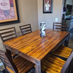 Beautiful Oak Dining Table w/ 6 chairs