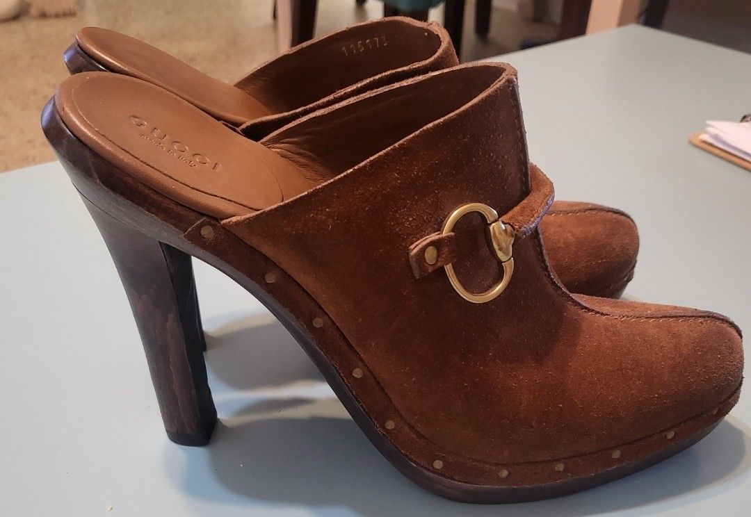 Gucci
Women’s Gucci brown suede mules/clog shoes size 10
PREOWNED/USED
Gucci
Authentic Gucci shoes
4.5 inch heel
Gucci Suede Mules
Brown