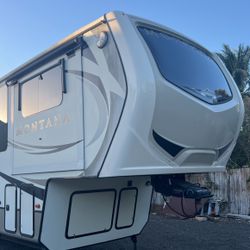 Fifth Wheel Travel Trailer Montana  2018  Six Slides