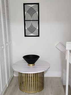 Hermosa mesa de centro  a Estrenar. Mide 25 X 37