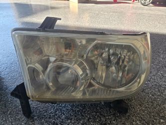 2007-2013 Toyota Tundra OEM Headlamps w/ level adjuster