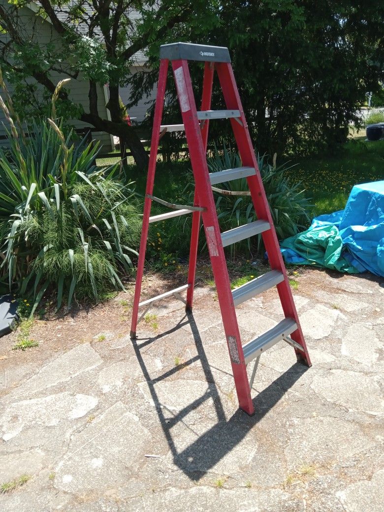 Husky Step Ladder 5ft 8" Fiberglass